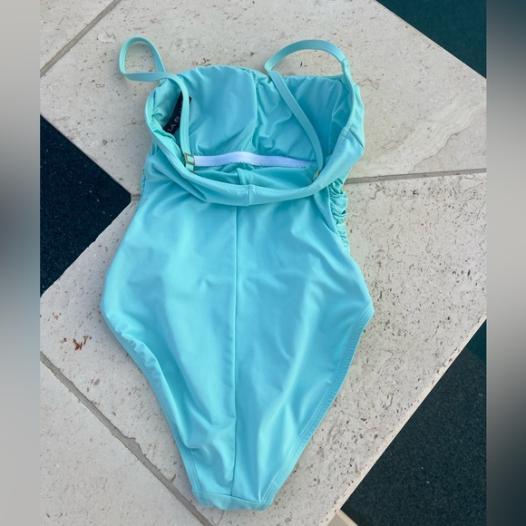 La Blanca One piece - Picture 4 of 4